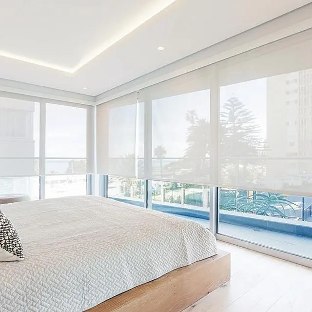Roller Screen 5% en un dormitorio